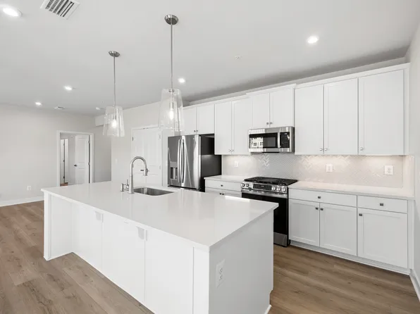 1570 River Heritage Blvd #406, Dumfries, VA 22026