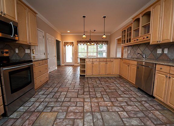 4th image of 510 Blackstone Dr