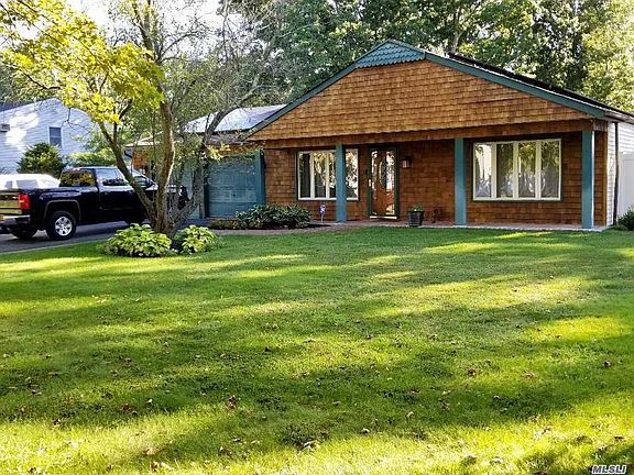 2nd image of 19 Sugarbush Ln