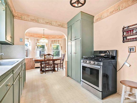 3rd image of 35 Mayfair Avenue