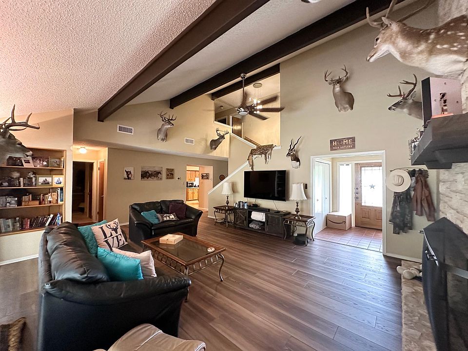 Large den with vaulted ceiling ,open concept