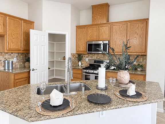 4th image of 923 Shortland Cir