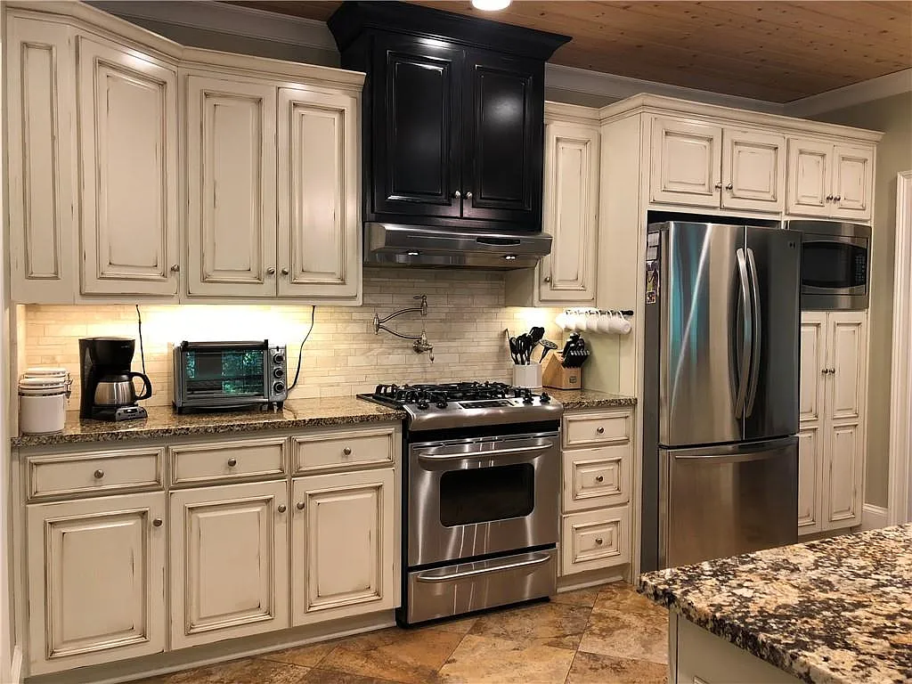 5 bed, 3.0 bath, 4133 sqft, $4,000 — Photo 1