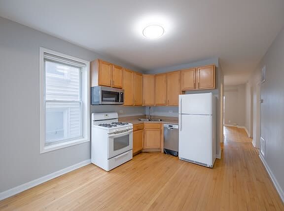 5th image of 2243 S Oakley Ave APT 1