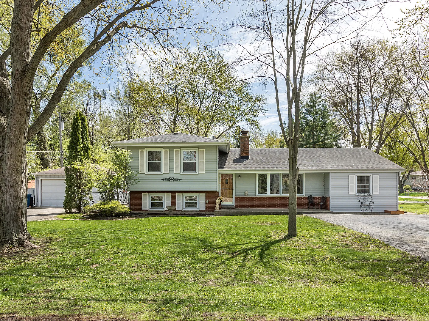 22W203 Burr Oak Dr photo 1