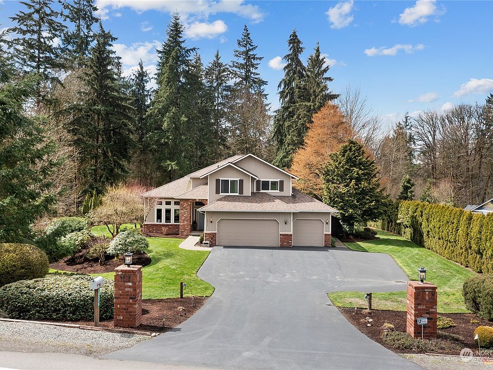 Gorgeous home on large open lot with plenty of parking>