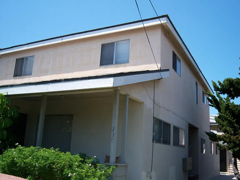 230 W 10th St — Photo 2
