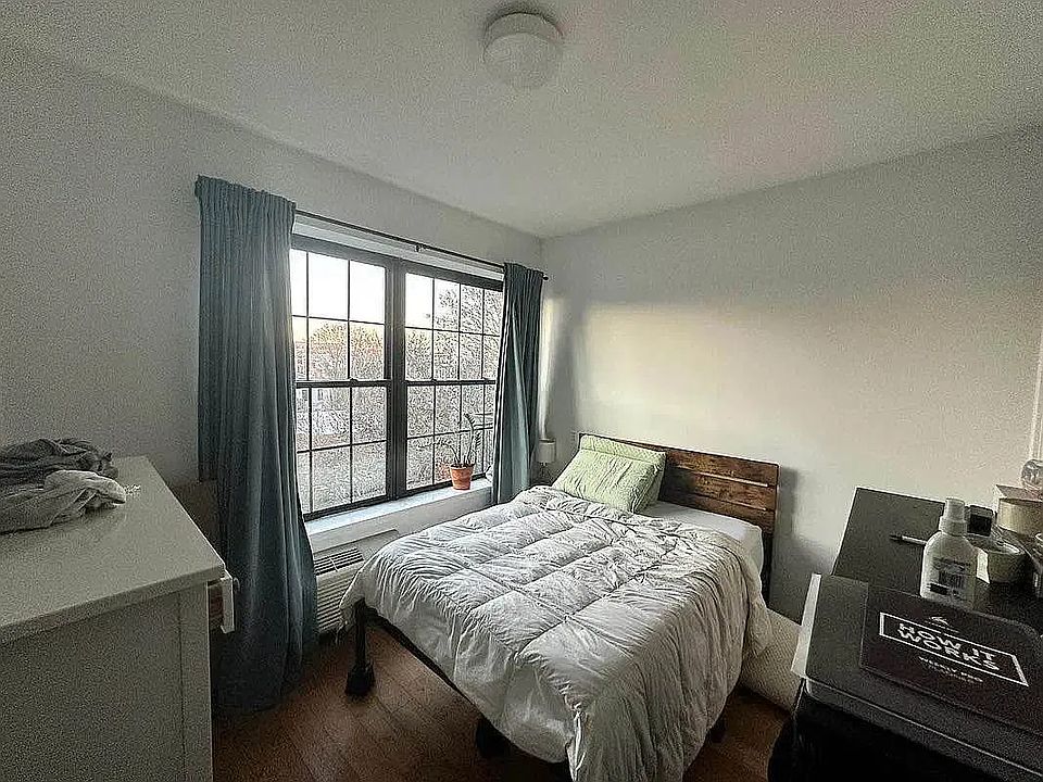 2nd image of 982 Madison St #2B
