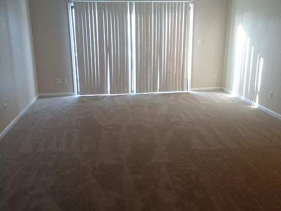 LR w/patio door to enclosed patio