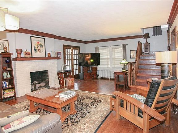 3rd image of 180 Thruston Blvd E
