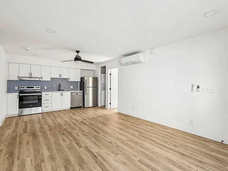 The Crest |NEWLY Renovated Studios, Lofts, 1, 2 & 3 Bedroom Homes Near the Beach — Photo 33