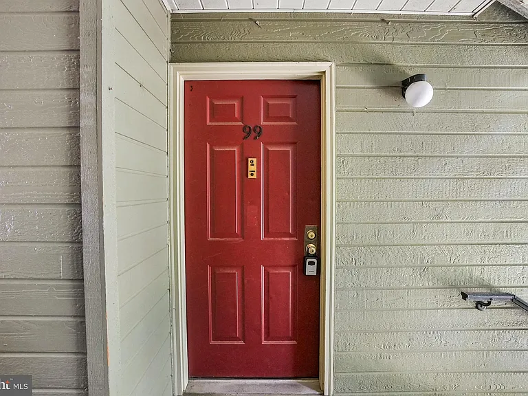 99 Sussex Pl — Photo 2