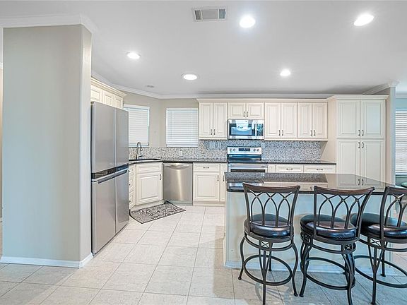 4th image of 14 Freeman Ave