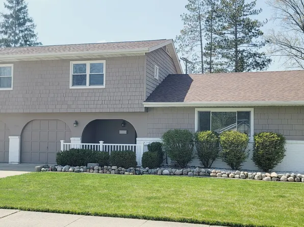 1444 Vermont Ave, Marysville, MI 48040