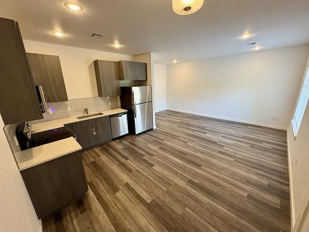 628 N College St — Photo 3