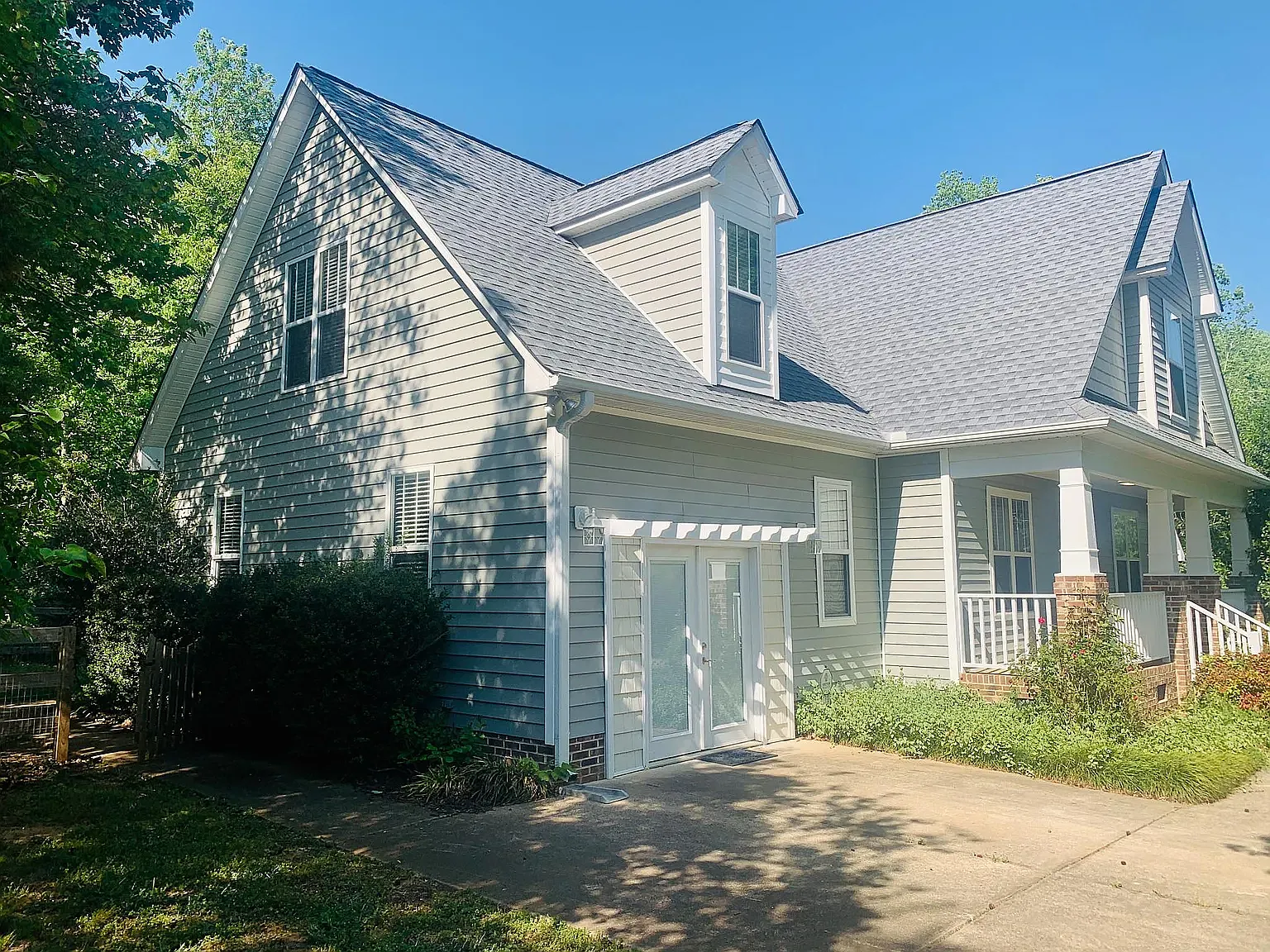 3 bed, 2190 sqft, $2,400 — Photo 2