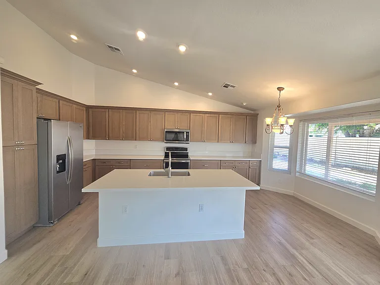 3220 W Sheffield Ave — Photo 2
