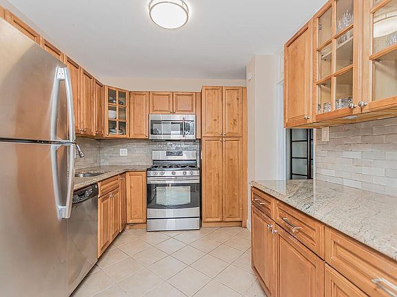 2nd image of 3935 Blackstone Ave APT 8A