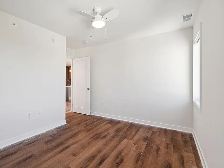 Graduate Pointe — Photo 156