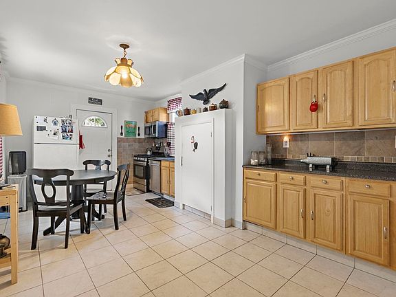 3rd image of 18 Lincoln Pl