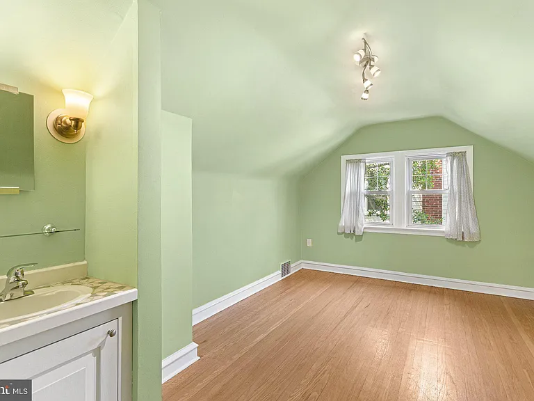 112 Cambridge Ave — Photo 14