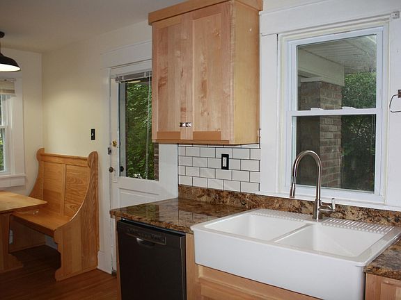 4th image of 701 S Woodlawn Ave