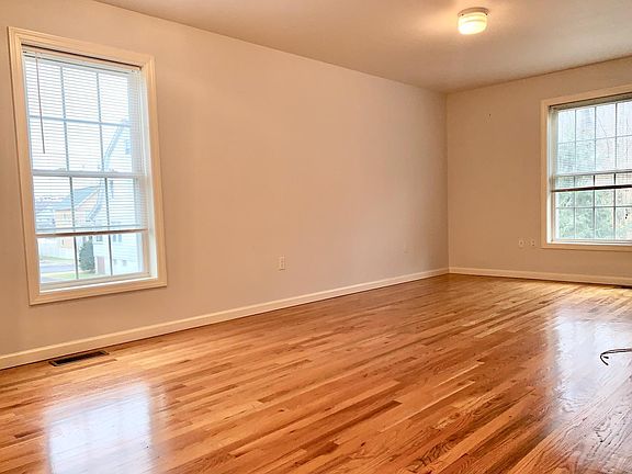 4th image of 422A Elm St