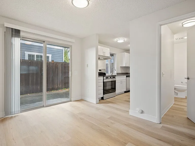 Kingswood Townhome Apartments — Photo 10