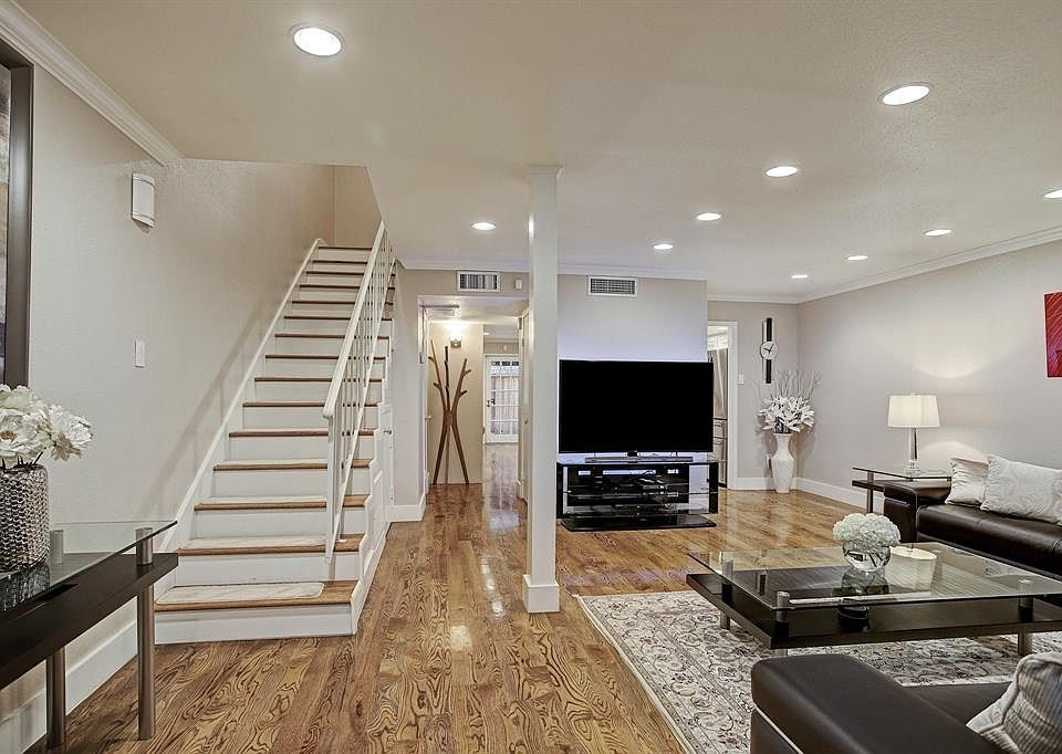 1st image of 8978 Chatsworth Dr #8978