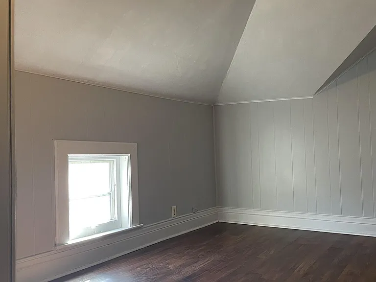 1318 W Spencer St — Photo 22