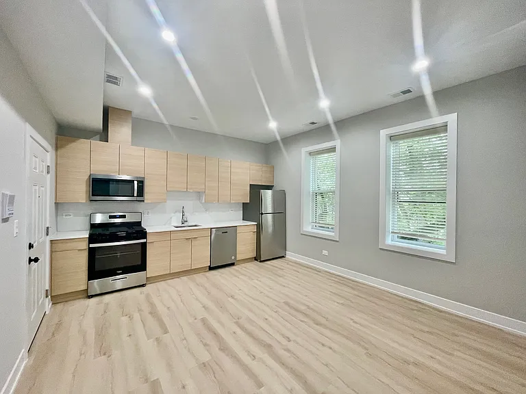 2158 W 18th St #7 — Photo 3