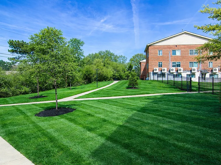 Newly Upgraded Apartments -The Courtyard at Park Hills, Minutes from Downtown — Photo 9