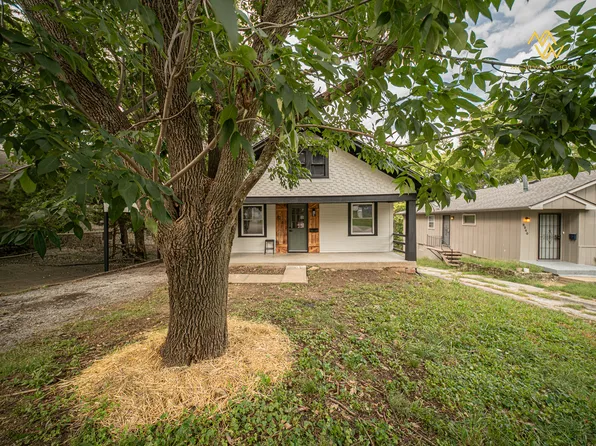 8242 Wayne Ave, Kansas City, MO 64131