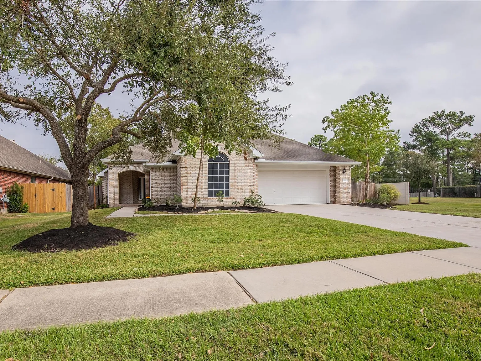 4 bed, 2.5 bath, 2407 sqft, $2,350 — Photo 3