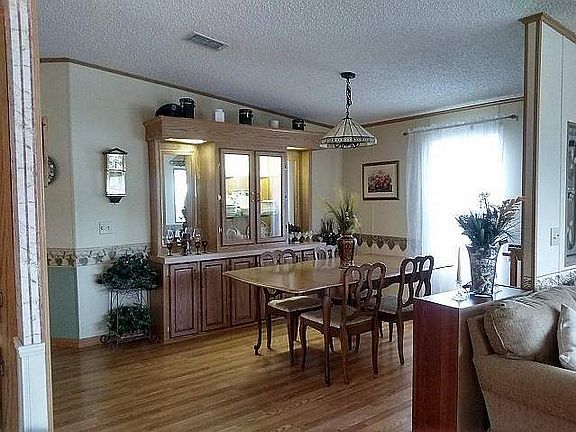 4th image of 611 Waveside Dr