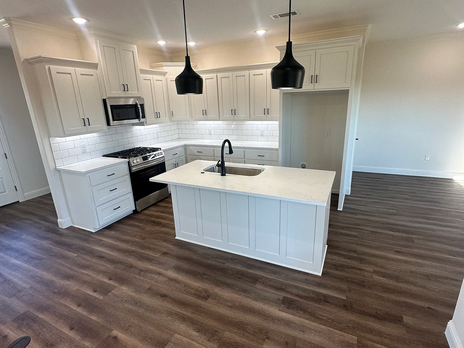 3 bed, 1849 sqft, $2,400 — Photo 2