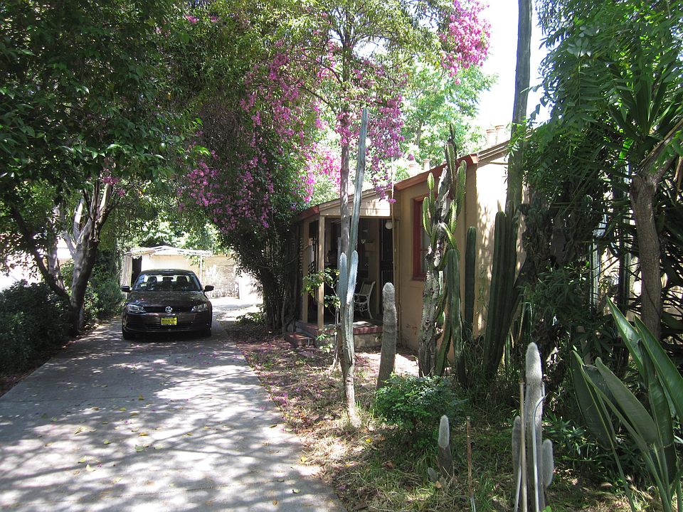2nd image of 325 E Hedding St