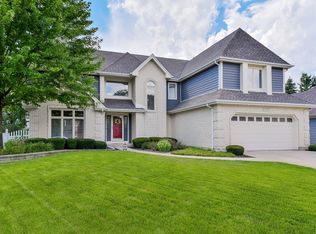1N260 Blue Jay Ct, Carol Stream, IL 60188