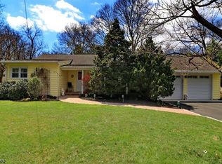 320 Roberts Ln, Scotch Plains, NJ 07076