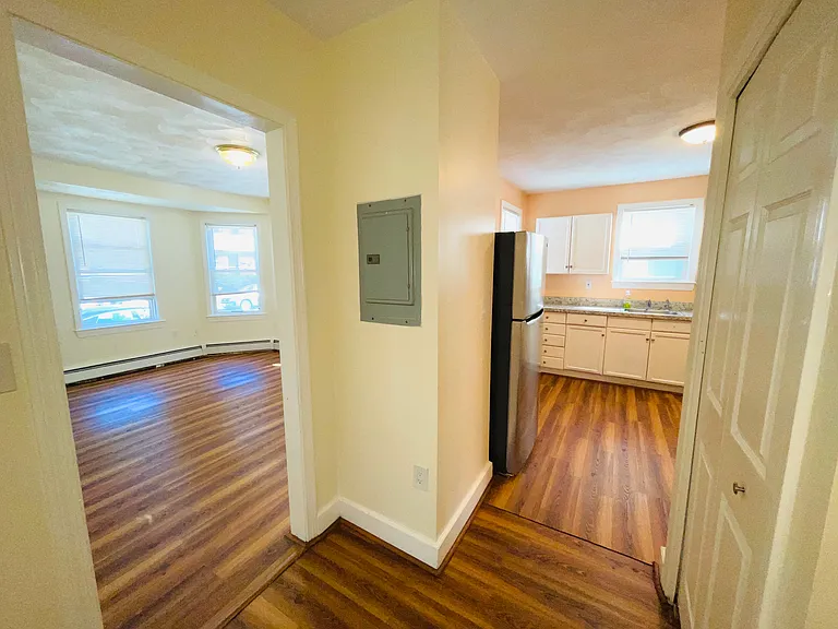 137 W Selden St #1 — Photo 8