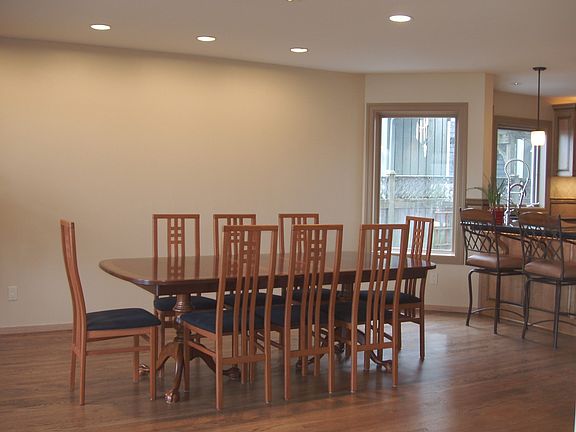 3rd image of 141 E Lake Sammamish Ln NE