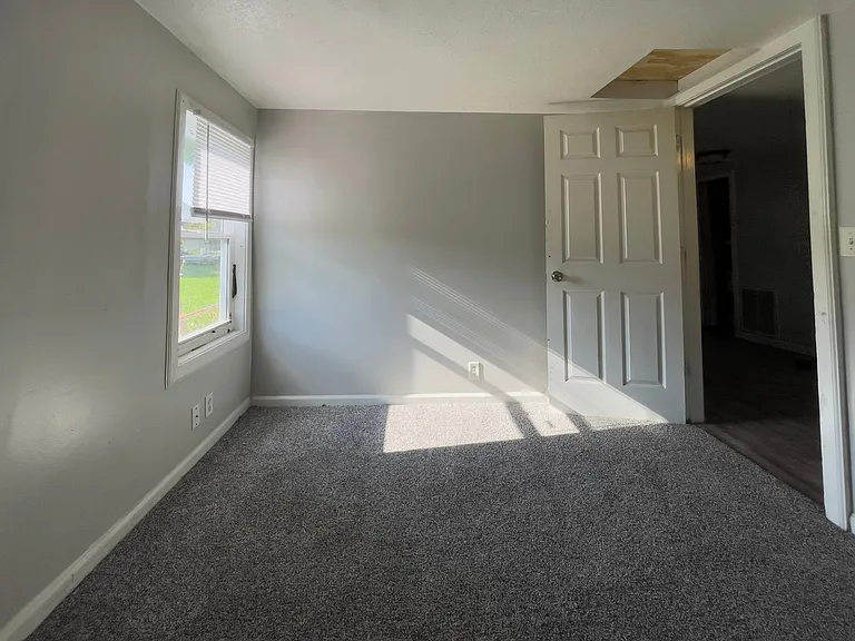 1521 & 1521 1/2 E Kirby Ave (AARC Management, LLC) — Photo 9