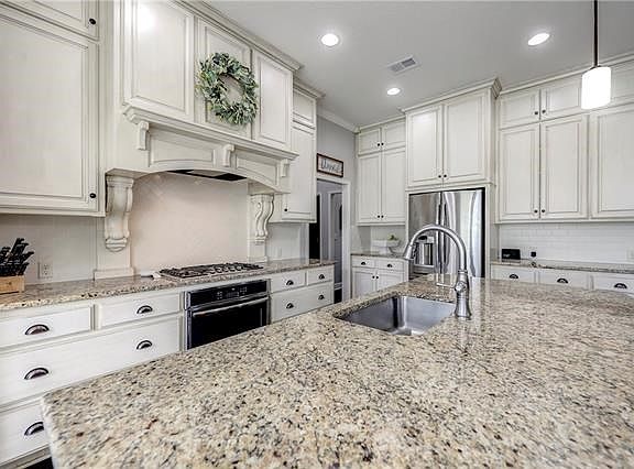 5th image of 128 NW Nutall Dr