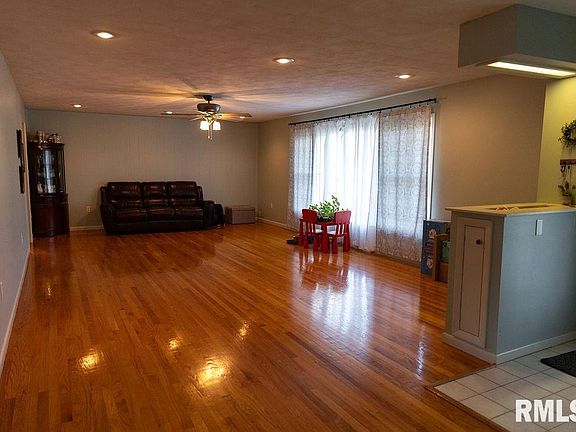 3rd image of 27 Hiel Dr