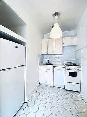 5th image of 101 W 68th St APT 2A