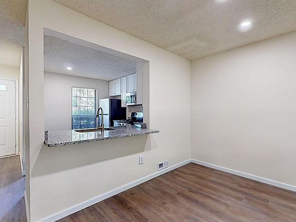4th image of 4 Cheshire Dr #4