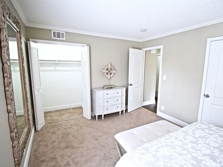 Plaza La Belle Apartments — Photo 51