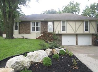 1009 SE Gingerbread Ln, Blue Springs, MO 64014
