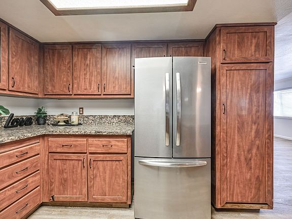 5th image of 632 S Lakeview Ct