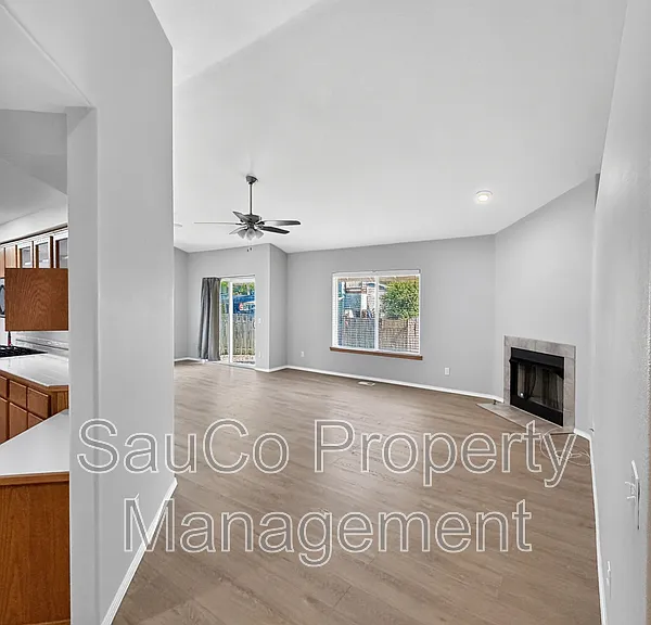 205 NW 8th Ct — Photo 3